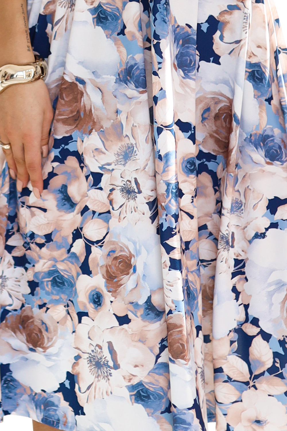 Numoco 425-13 MATILDE Feminine dress with a neckline and short sleeves - beige and blue flowers-5